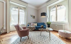 Joivy Sophisticated 3-Bed Flat With Desk
